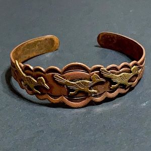 🖤VTG💕Solid copper Road runner cuff bracelet